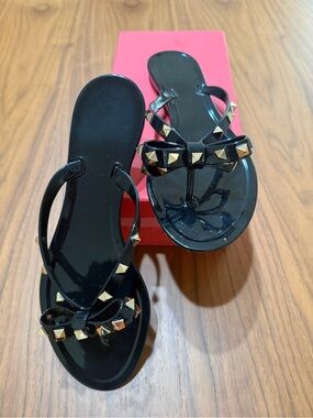 Kaitlyn Pan Women’s Black Studded Bow Jelly Sandals
